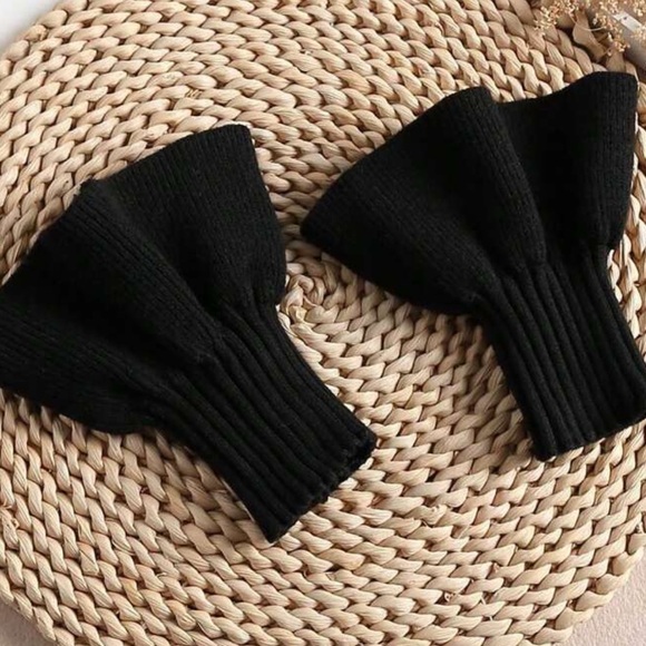 🖤 Knit Collar & Cuffs Set 🖤 - Picture 3 of 5